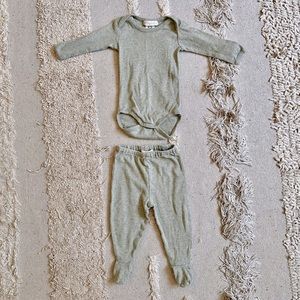 Serendipity Organics infant long sleeved onesie w/ matching footed leggings